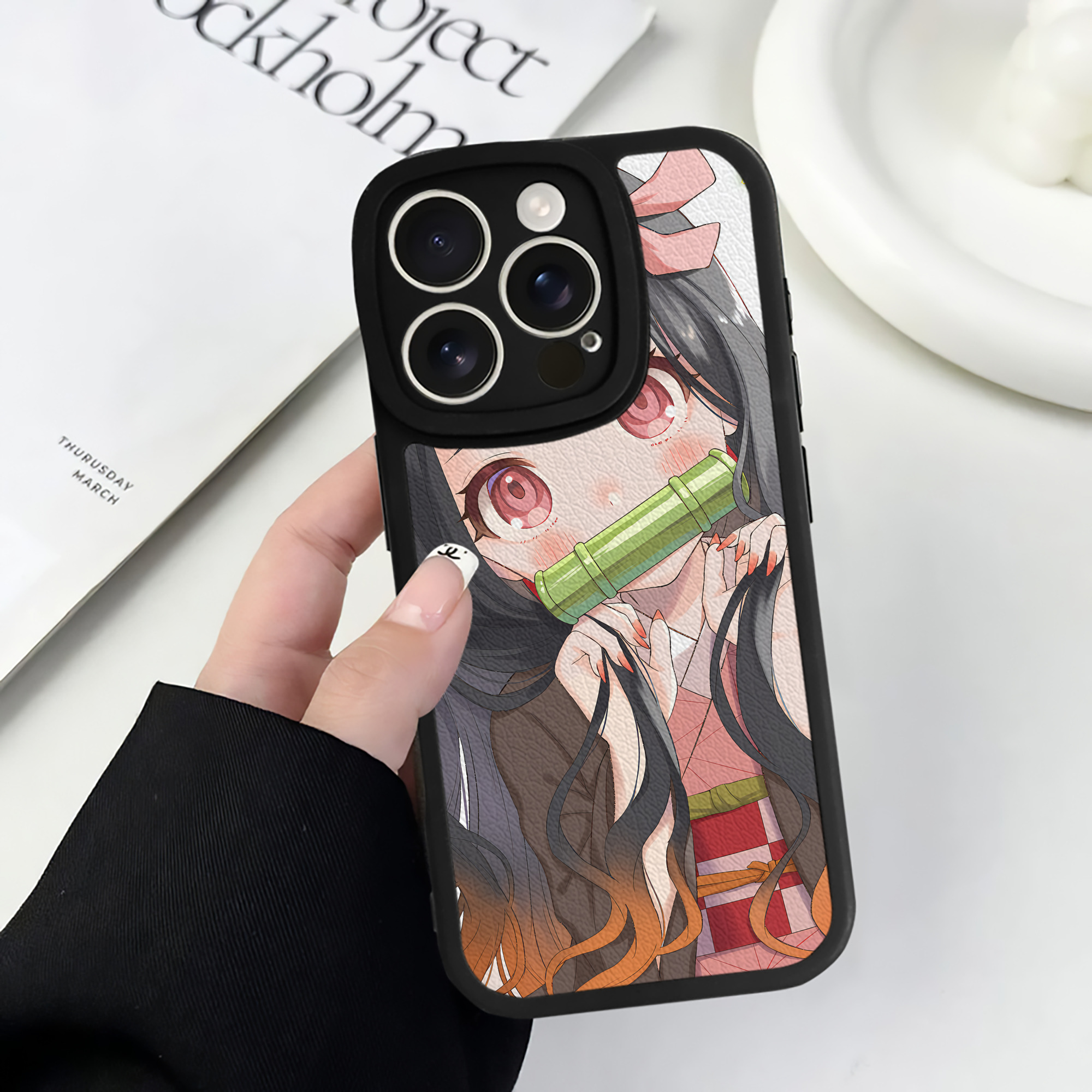（画像用） 鬼滅の刃（きめつのやいば）竈門 禰󠄀豆子／かまど ねずこ Kamado Nezuko 【iPhone 16シリーズ対応】シリコンスマホケース（レザー調） 材質：シリコン